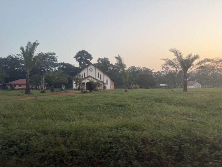 PRZEZ&nbsp;SŁYNNĄ NGUÉLÉMENDOUKĘ…